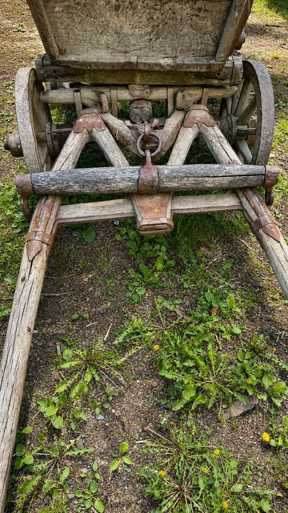 A pivoting front axle helps the cart negotiate steep and winding construction paths.
