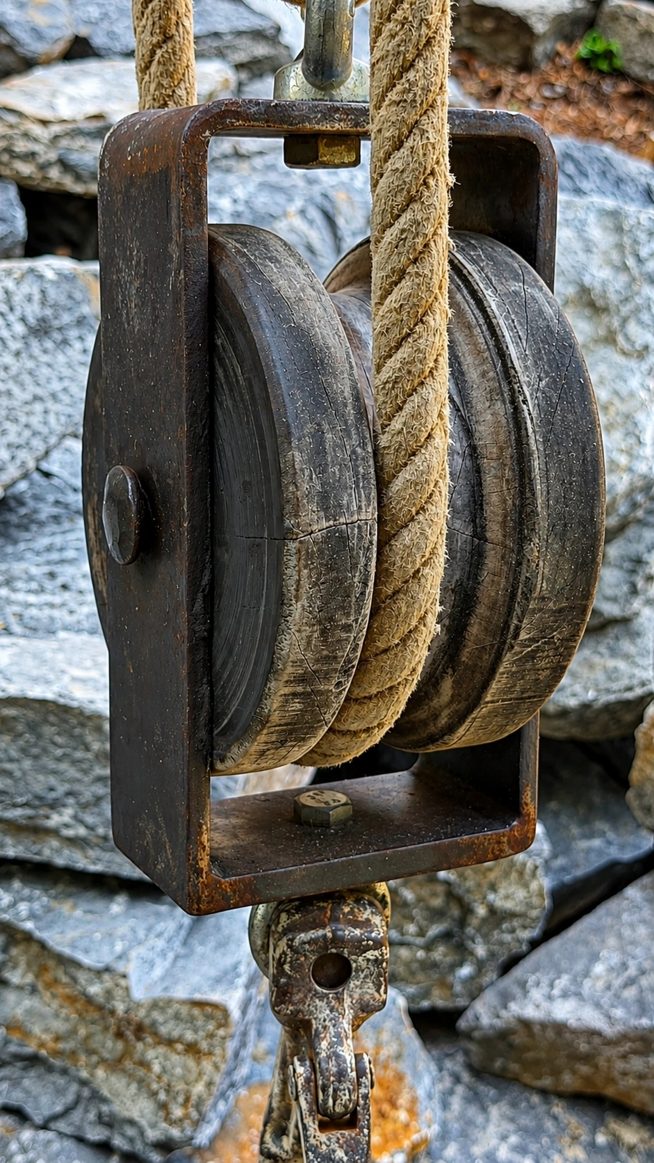 Pulley block with hook and chains for lifting heavy loads