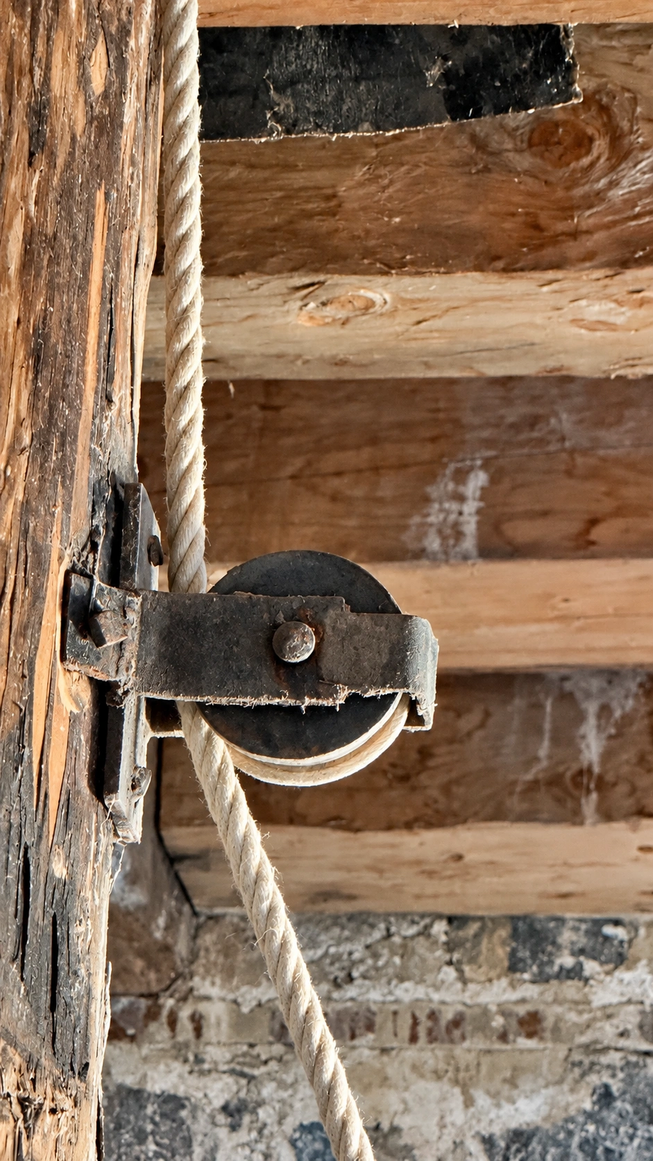 Guide pulley for the winch rope, mounted on a timber beam and used during the tower's construction.