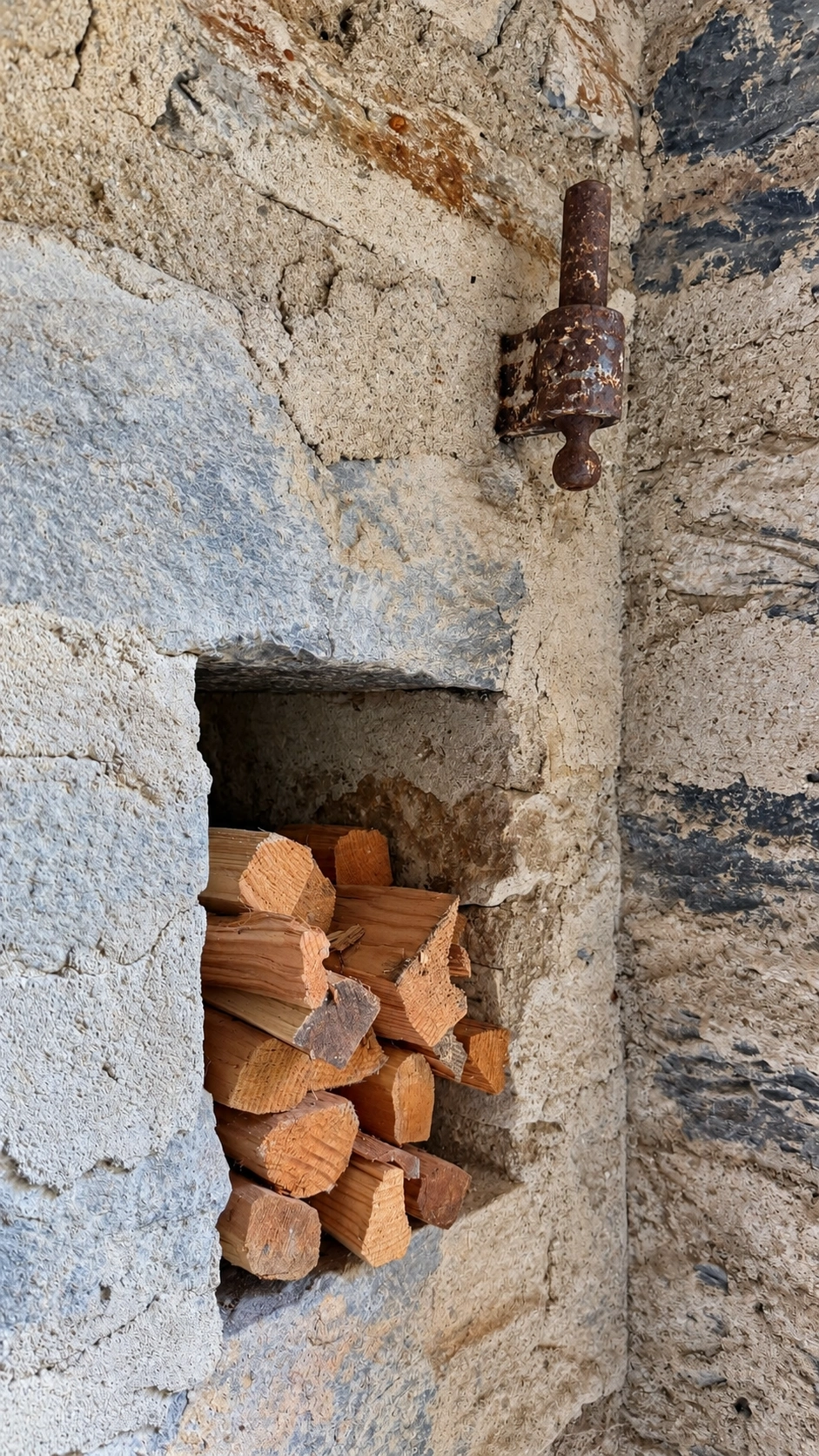 Eine rechteckige Aussparung im Türstock hielt die Holzsperre an ihrem Platz.